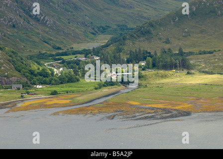 Guardando a sud-est alla testa del Loch Duich con le cinque sorelle di Kintail in background Foto Stock