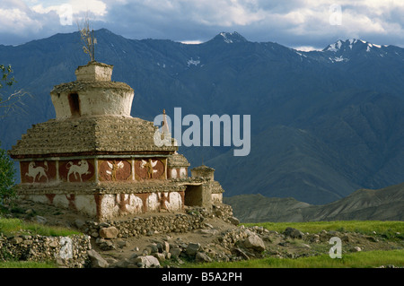 Chorten a Lekir Gompa con lo Zanskar gamma dietro Ladakh India Asia Foto Stock
