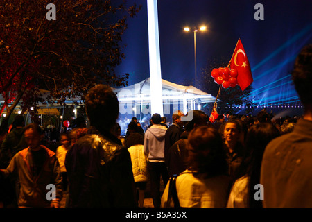 Celebrazione del giorno della Repubblica di Turchia. Spettacolo di laser e luci display. La gente celebra la notte. Istanbul, Turchia 29 Ottobre 2008 Foto Stock