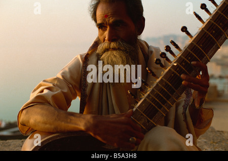 Sitar e il lettore accanto al fiume Ganga Varanasi nello stato di Uttar Pradesh India Asia Foto Stock