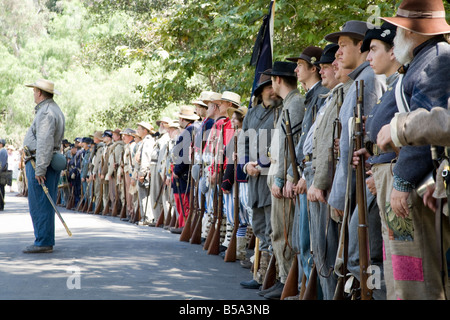 HUNTINGTON BEACH CA 30 Ago 2008 Guerra civile enactors nuovamente in piedi in linea Foto Stock