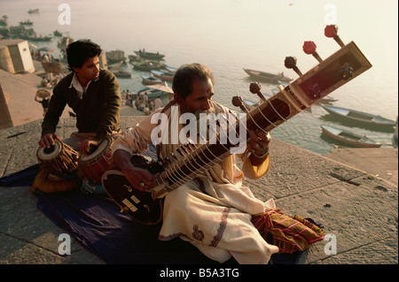 Sitar e tabla player accanto al fiume Ganga Varanasi nello stato di Uttar Pradesh India Asia Foto Stock