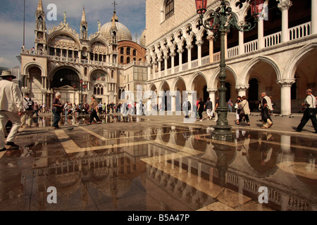 Acqua alta Aqua Alta in Piazza San Marco a Venezia Italia Foto Stock