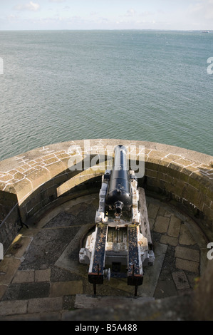 Cannone direzionale sul telaio e la piattaforma girevole a Carrickfergus Castle che mostra le vie Foto Stock