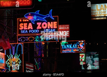 Insegne al neon al di fuori di ristoranti di pesce nella strada pedonale di un tratto di strada della spiaggia di Pattaya Sud Foto Stock