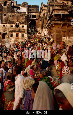La folla sui ghat Panchaganga durante Kartik Poonima festival Varanasi nello stato di Uttar Pradesh India Asia Foto Stock