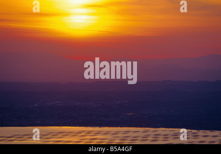 Tramonto su OYSTER FARM "Bassin de Thau' BASIN LANGUEDOC FRANCIA Foto Stock