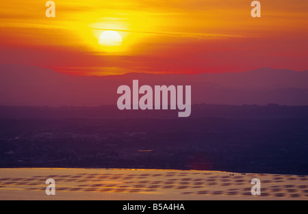 Tramonto su OYSTER FARM "Bassin de Thau' BASIN LANGUEDOC FRANCIA Foto Stock