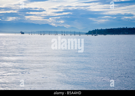 Barche a vela sul lontano orizzonte in Elliot Bay off il Seattle Washington coast Foto Stock