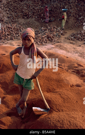 Riciclaggio dei mattoni da costruzione per ulteriori brickmaking India Asia Foto Stock