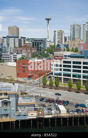 Spazio telai ad ago su Seattle cityscape come visto da Elliot Bay Foto Stock