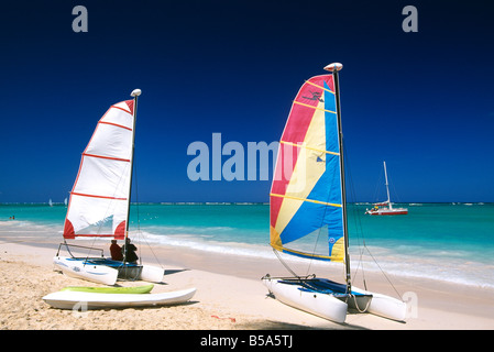 Catamarani sulla spiaggia di Playa Bavaro Punta Cana Repubblica Dominicana Caraibi Foto Stock