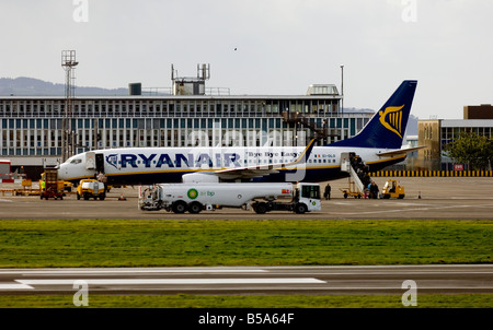 Un aereo Ryanair è bagnata da passeggeri a Glasgow Prestwick International Airport, Ayrshire, in Scozia. Foto Stock