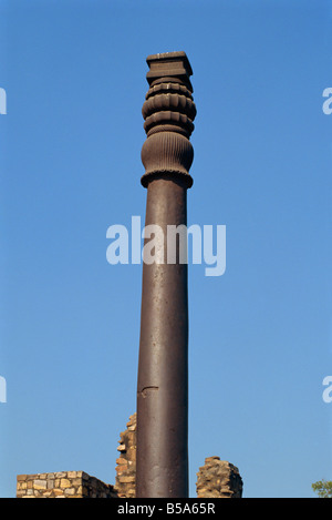 La Qutub Minar la rustless pilastro di ferro del peso di sei tonnellate di sette metri di altezza Delhi India Asia Foto Stock