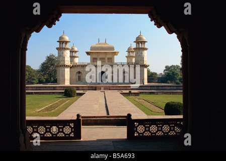 Itimad ud Daulah s tomba costruita da Nur Jehan moglie di Jehangir nel 1622 ad Agra nello stato di Uttar Pradesh India Asia Foto Stock