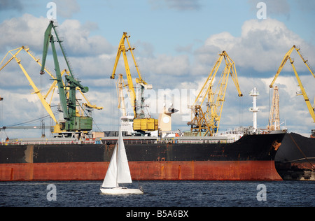 Il caricamento tramite il carbone della nave da carico nel porto di Riga Foto Stock