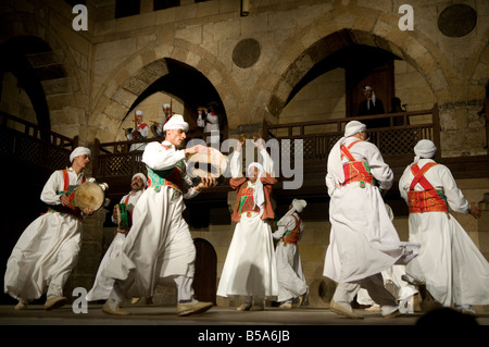 I Dervish o prestazioni Darvish di al tannoura patrimonio egiziano dance troupe al Wekalet el Ghouri Arts Center nel vecchio Cairo Egitto Foto Stock