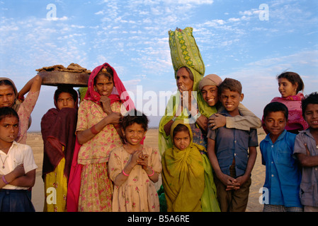 La raccolta del letame per fuochi vicino al villaggio di Khimsar Rajasthan India Asia Foto Stock