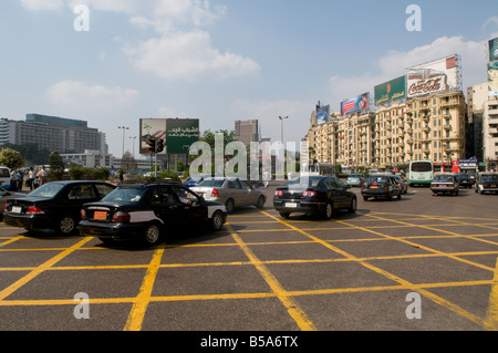 In funzione del traffico attraverso Piazza Tahrir, noto anche come martire piazza", una delle principali città pubblica piazza nel centro cittadino del Cairo, Egitto. Foto Stock