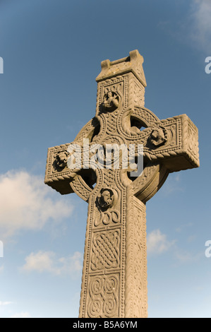 Croce celtica in un cimitero irlandese Foto Stock