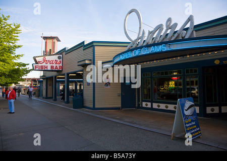 Grattacieli sullo skyline di Seattle come visto dal lungomare Foto Stock