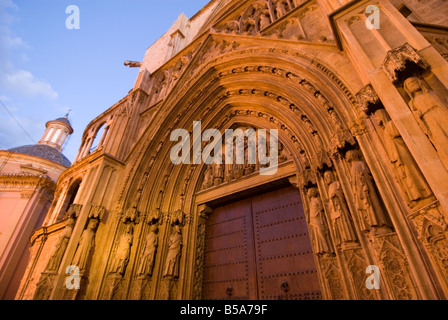 Portale gotico Puerto de los apostoli della cattedrale nel centro storico della città di Valencia Spagna Foto Stock