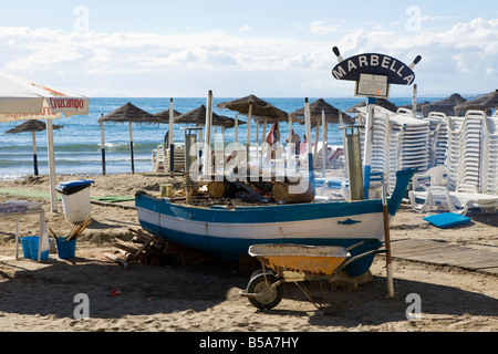 Barbecue su una vecchia barca su una spiaggia di Marbella Foto Stock