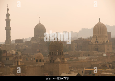 Griglia ad alta densità della tomba e mausoleo Islamico strutture in città dei morti o Cairo necropoli dove alcune persone vivono nel sud-est del Cairo, Egitto. Foto Stock