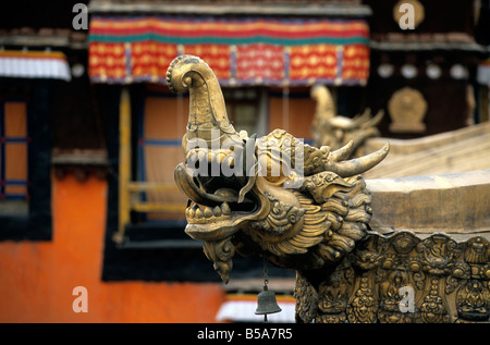 Vista dettagliata del Drago Dorato sulla testa di Jokhang, il più venerato struttura religiosa a Lhasa, in Tibet, in Cina, Asia Foto Stock