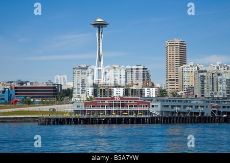 Spazio telai ad ago su Seattle cityscape come visto da Elliot Bay Foto Stock