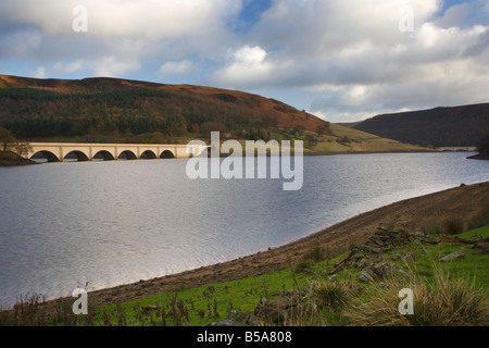 Vista del viadotto Ashopton che porta A57 attraverso Ladybower serbatoio nel Parco Nazionale di Peak District nel Derbyshire Foto Stock