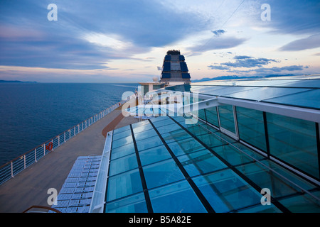 La nave di crociera vela il passaggio interno da Seattle in Alaska di sunrise Foto Stock