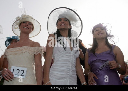 Le donne in cappelli a Nad Al Sheba cavallo di razza in corso, Dubai, Emirati Arabi Uniti Foto Stock