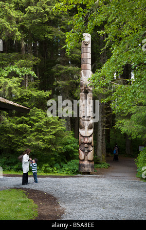 Madre e figlio che camminano nel National Historical Park di Sitka, Alaska Foto Stock