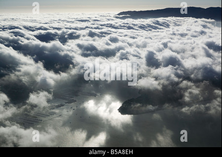 Vista aerea sopra la nebbia entrando Richardson Bay a Sausalito Marin County in California Foto Stock
