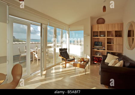 Area soggiorno in un attico a onde appartamenti per le vacanze a Watergate Bay, Cornwall Foto Stock