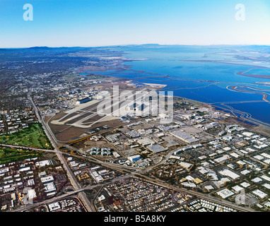 Vista aerea al di sopra di Sunnyvale California Silicon Valley Moffett Field aeroporto e Bayshore Freeway compresi Lockheed Martin Foto Stock