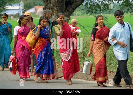 Pellegrini sulla strada per il tempio, Tamil Nadu, India Foto Stock