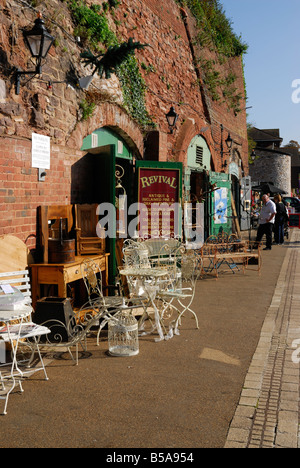 Regno Unito, Devon, Exeter. Negozio di antiquariato sulla banchina Foto Stock