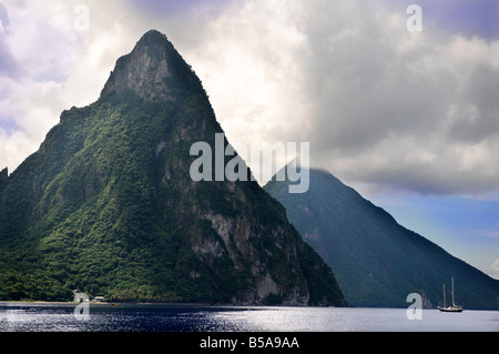 Una barca a vela ancorata nei pressi di Soufriere ST LUCIA CON LE MONTAGNE PETIT SINISTRA E Gros Piton dietro Foto Stock