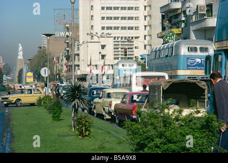 Scena di strada pre rivoluzione con il traffico nella città di Tehran iran medio oriente Foto Stock