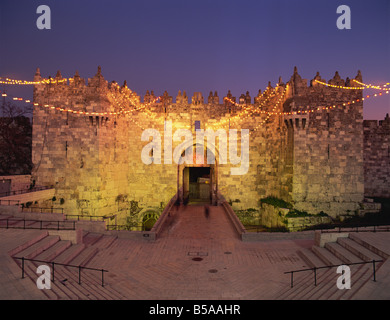 Porta di Damasco al crepuscolo, la Città Vecchia, sito Patrimonio Mondiale dell'UNESCO, Gerusalemme, Israele, Medio Oriente Foto Stock