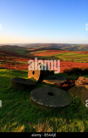 Sole di prima mattina in autunno sulle macine sotto Stanage Edge vicino a Hathersage, Derbyshire, Peak District National Park, Inghilterra, Regno Unito. Foto Stock