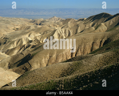Colline aride a Wadi Qelt e la valle del fiume Giordano nel deserto della Giudea, Israele, Medio Oriente Foto Stock