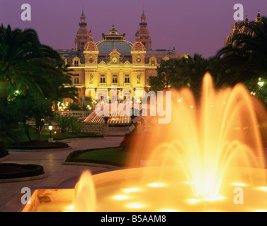 Fontane Illuminate di fronte al casinò di Monte Carlo Monaco Europa Foto Stock