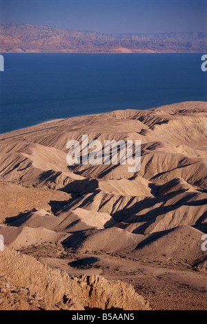 Colline aride sulla riva del Mar Morto, con montagne giordane in background, Israele, Medio Oriente Foto Stock