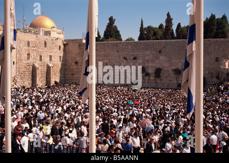 Vista con enorme folla e Cupola della roccia della parete occidentale, la Città Vecchia di Gerusalemme, Israele, Medio Oriente Foto Stock
