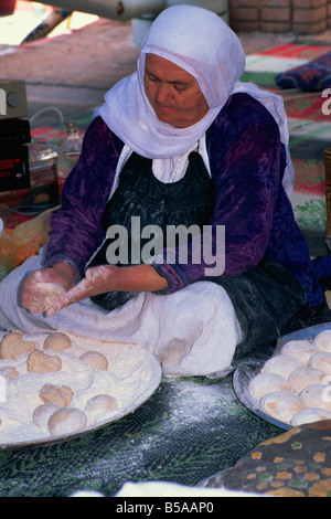 Close-up di Beduino donna che fa il pane pita a Tel Aviv, Israele, Medio Oriente Foto Stock