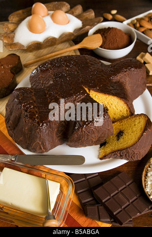 Colomba senza canditi e senza glassa di cioccolato (Italiano torta di Pasqua), Italia, Europa Foto Stock