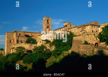 Serata in città vecchia è vista dal di sotto, Colle di Val d'elsa, Toscana, Italia, Europa Foto Stock